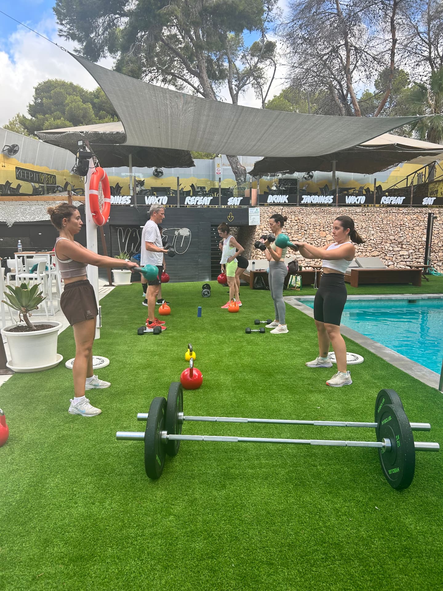 Grupo entrenando junto a la piscina en Playa Roja, Campoamor